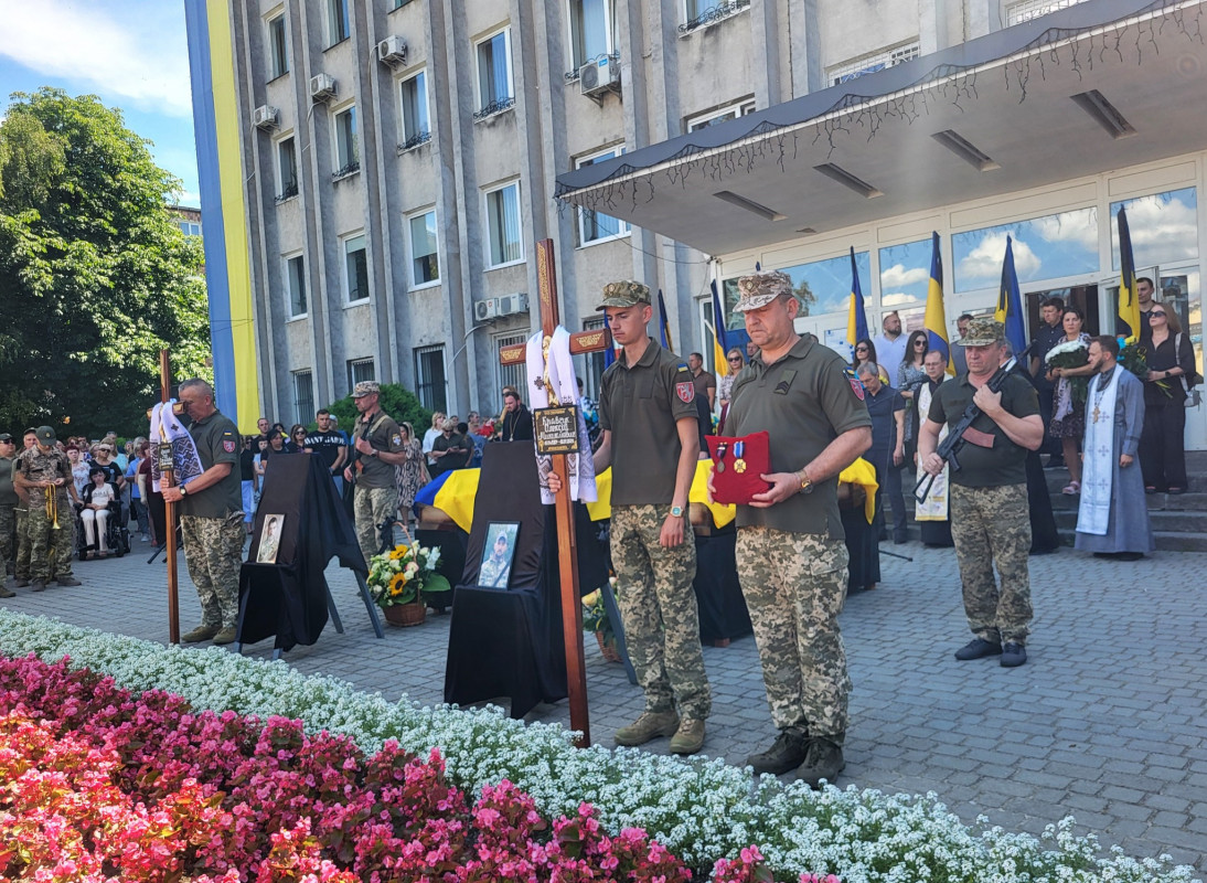 Навіки 30 і 38: на Волині в останню путь провели молодих Героїв, життя яких забрала війна