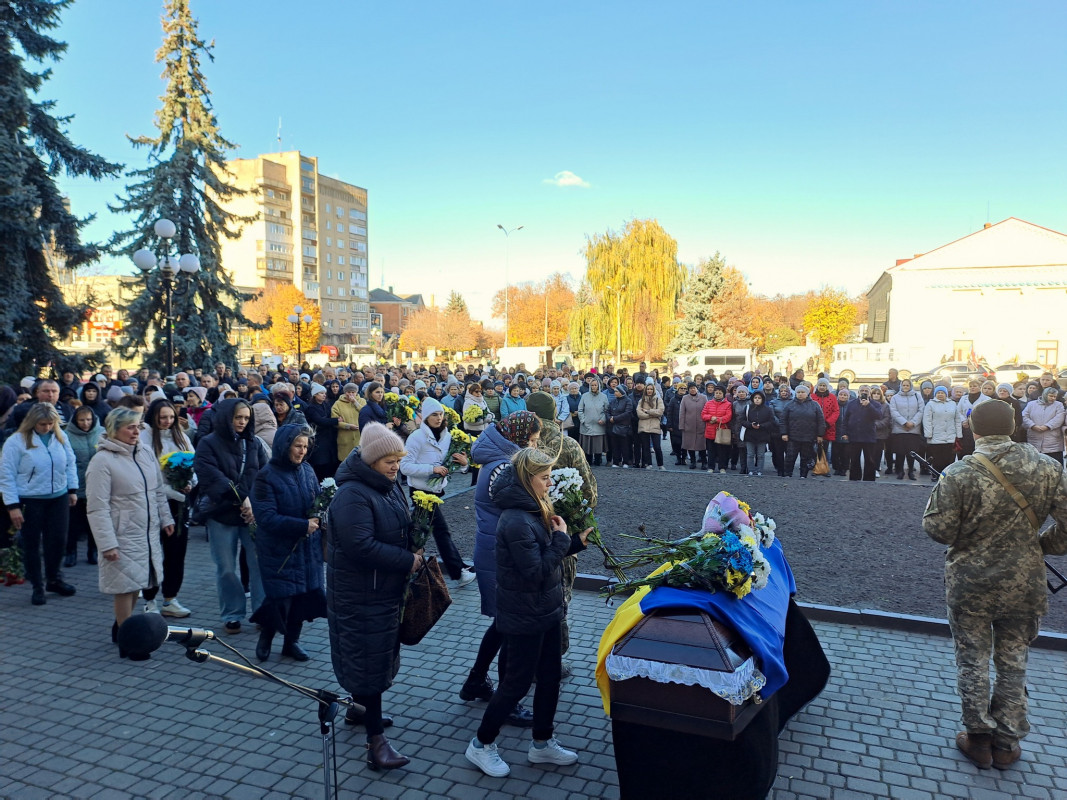 Коровай ділили на кладовищі: на Волині попрощалися з Героєм Максимом Хецером