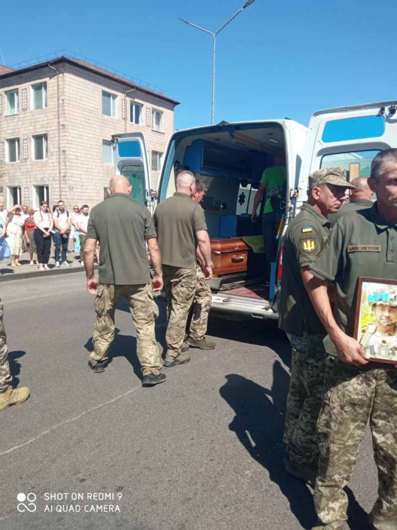 Мати обіймала труну та цілувала портрет сина: на Волині попрощалися із Героєм Миколою Вдовенком