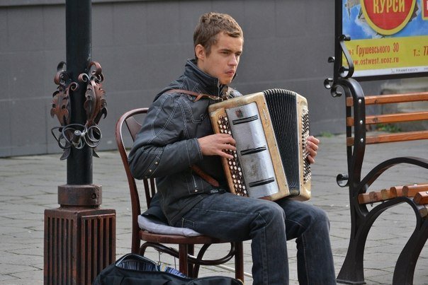 У Луцьку з’явився новий мурал із вуличним музикантом Сергієм Васевичем