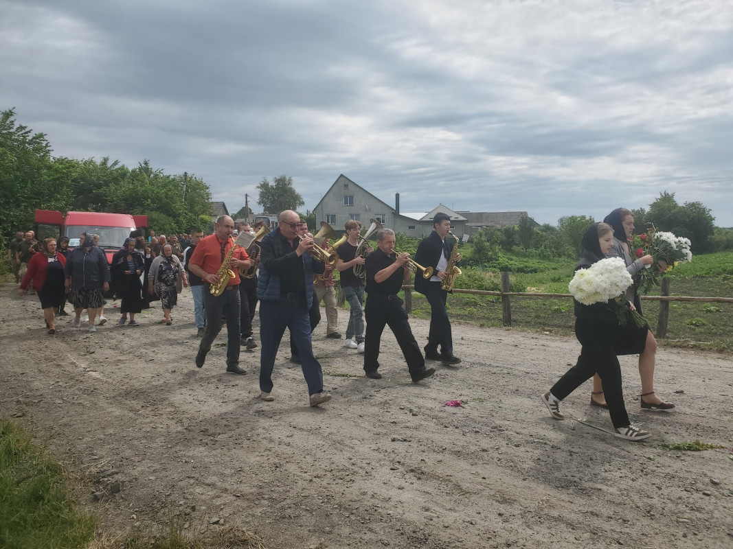 Дві доньки втратили батька: на Волині попрощалися з Героєм Владиславом Герасименком, який поліг на війні понад півтора року тому