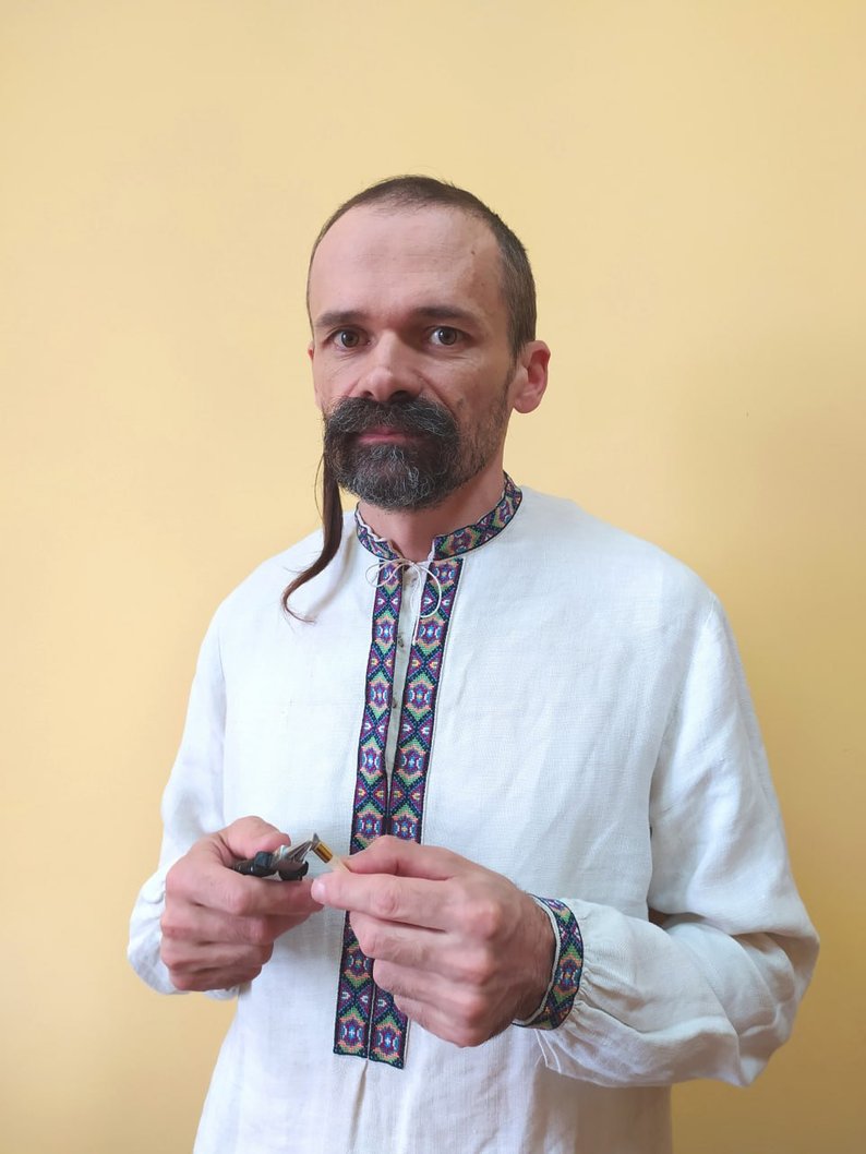 Волинські ковбаса, зеленички з часником, писачок та вишивка 