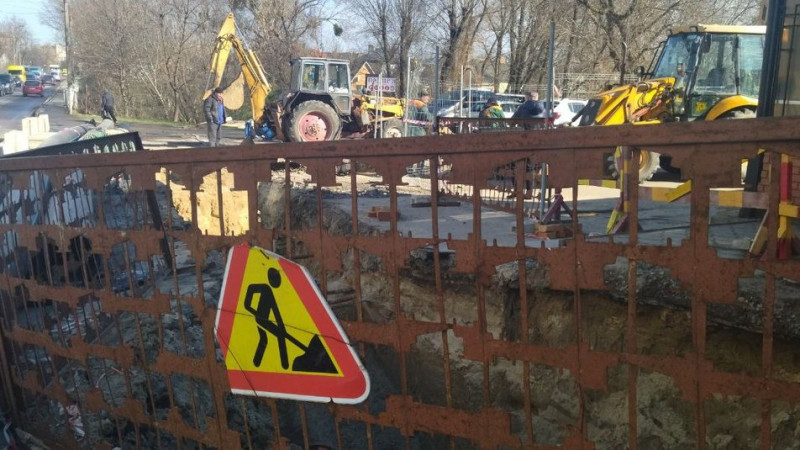 На Задворецькій у Луцьку ремонтують частину старого водогону