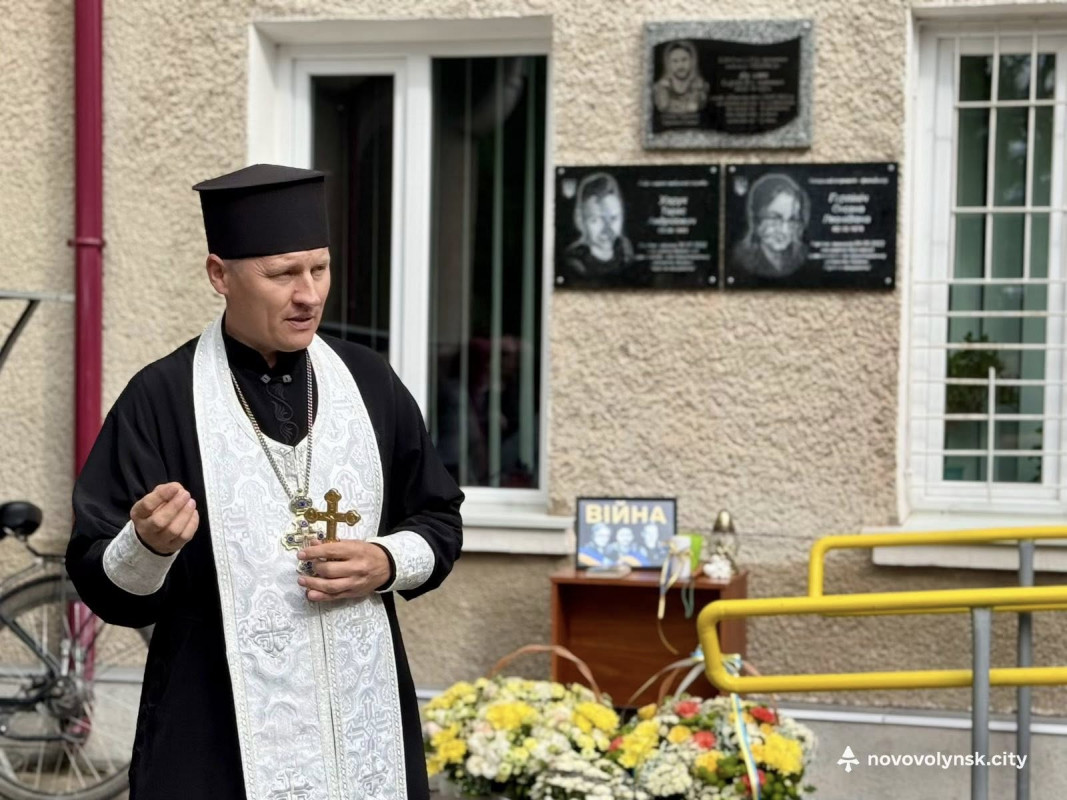 Війна забрала їхні життя: у місті на Волині відкрили меморіальні дошки загиблим медикам