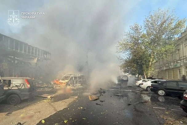 Росія атакувала українське місто: горять магазини й авто, є загиблі та поранені