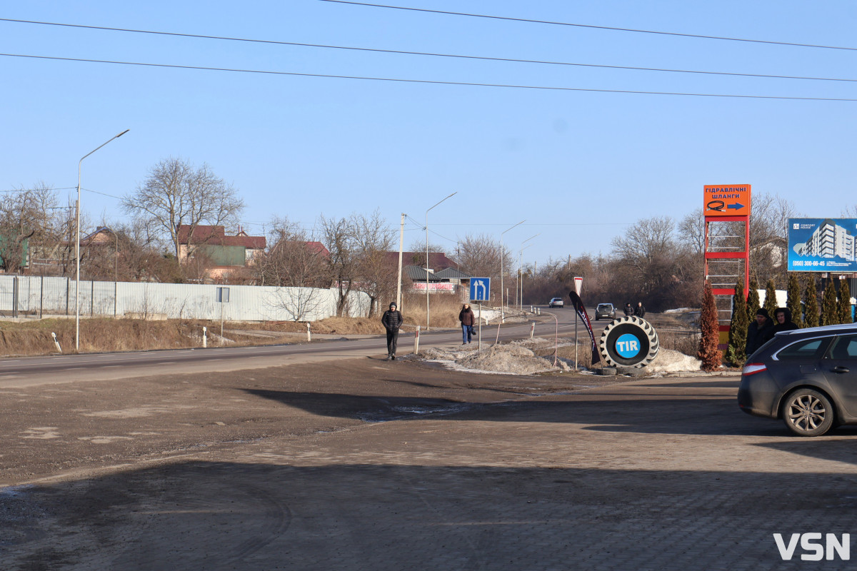 У селі під Луцьком люди щодня ризикують життям, аби перейти дорогу