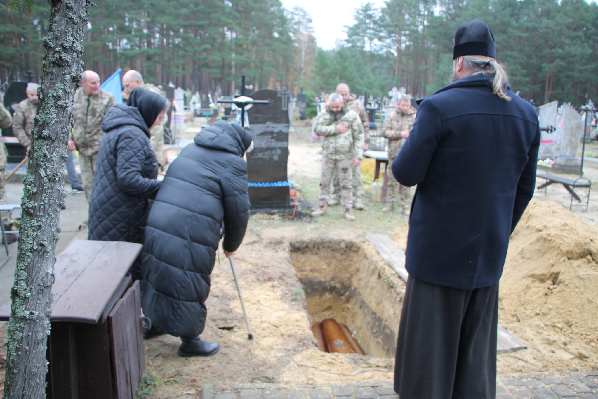 Ще одна мати пов’язала чорну хустину: на Волині попрощалися із 41-річним Героєм Володимиром Радчуком