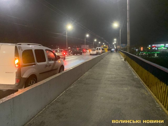 Друга ДТП за годину: у Луцьку на мосту зіткнулося понад 10 автомобілів