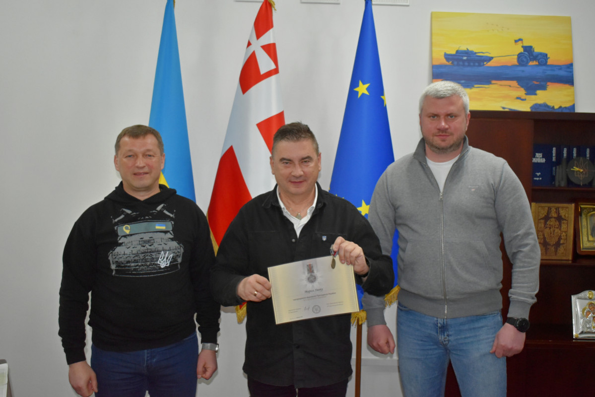 «За оборону України»: на Волині вручили відзнаки Президента України волонтерам із Латвійської Республіки