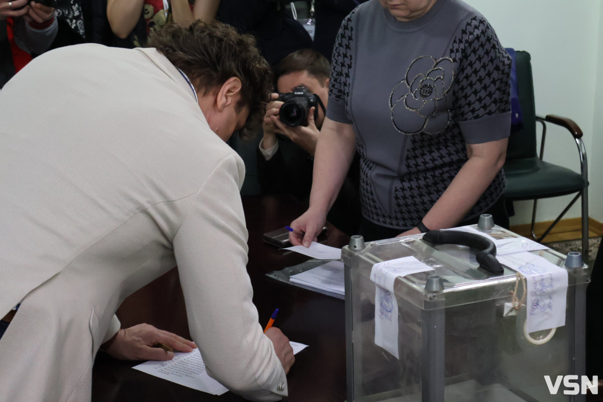 Флешмоб «Шкарпетуйся» і кадрові рішення: що відбулося на 90-й сесії Луцької міськради. Фоторепортаж