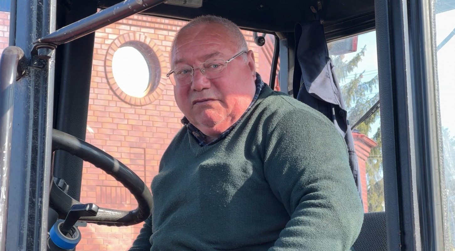 Лучани прибирають на кладовищах перед Великоднем та Провідною неділею