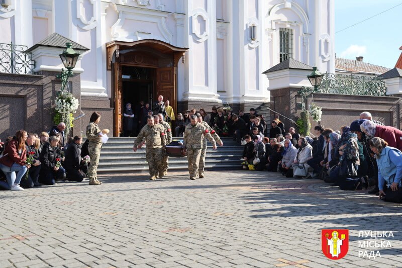 Підписав контракт після першого курсу: в Луцьку віддали останню шану 19-річному Герою Денису Бойченку
