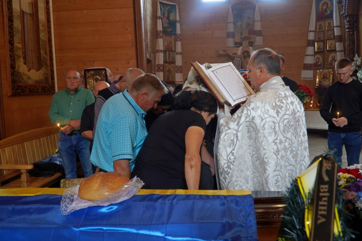 Маленька онучка ростиме, не пам'ятаючи дідуся: на Волині попрощались з Героєм Віктором Барщевським