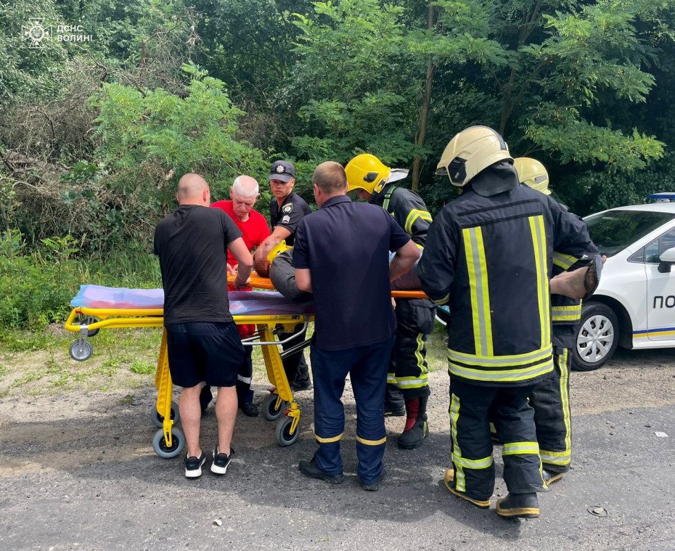 Водія та пасажира заблокувало в автівці: на Волині сталась ДТП