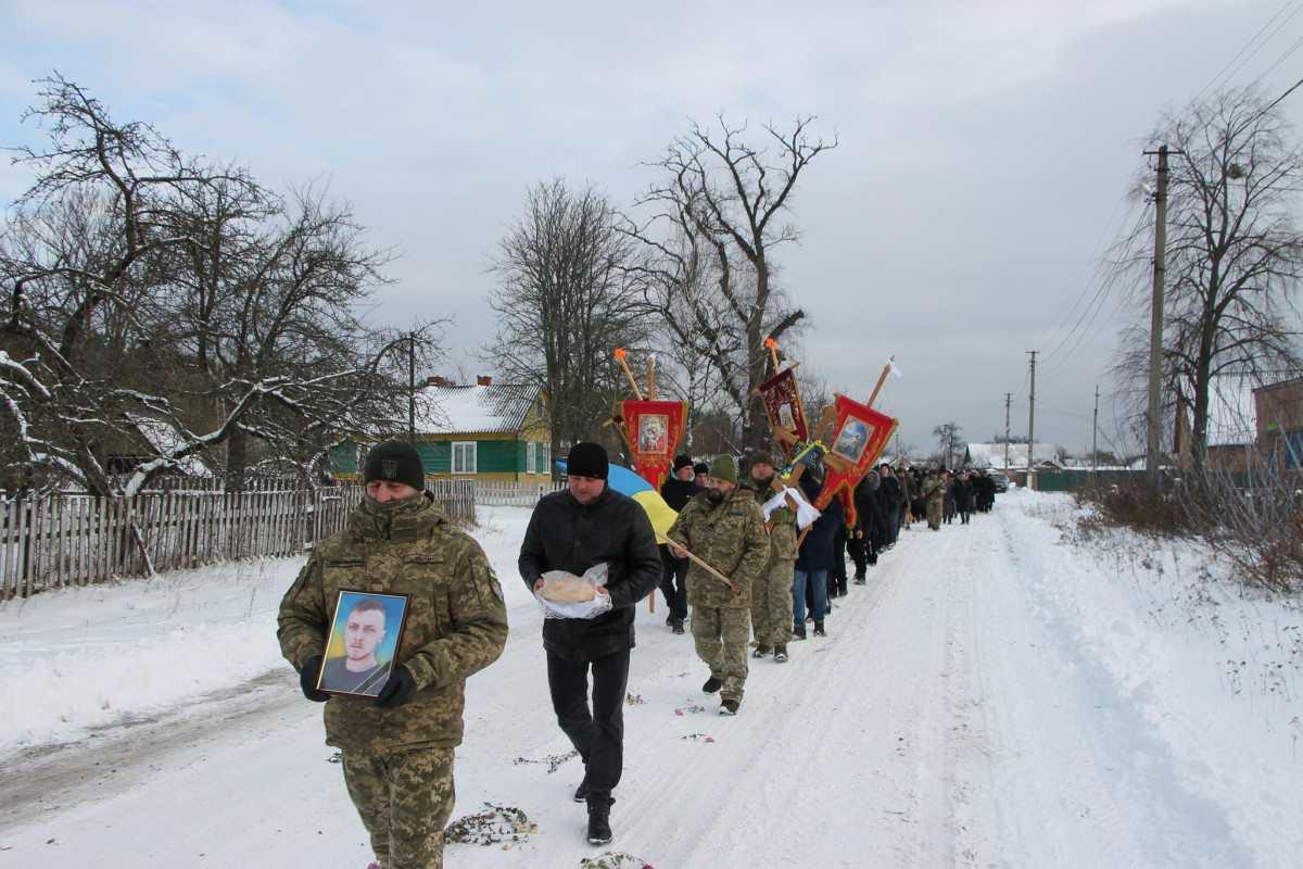 Загинув ще влітку: на Волині все село прийшло на поховання 25-річного Героя Владислава Величка