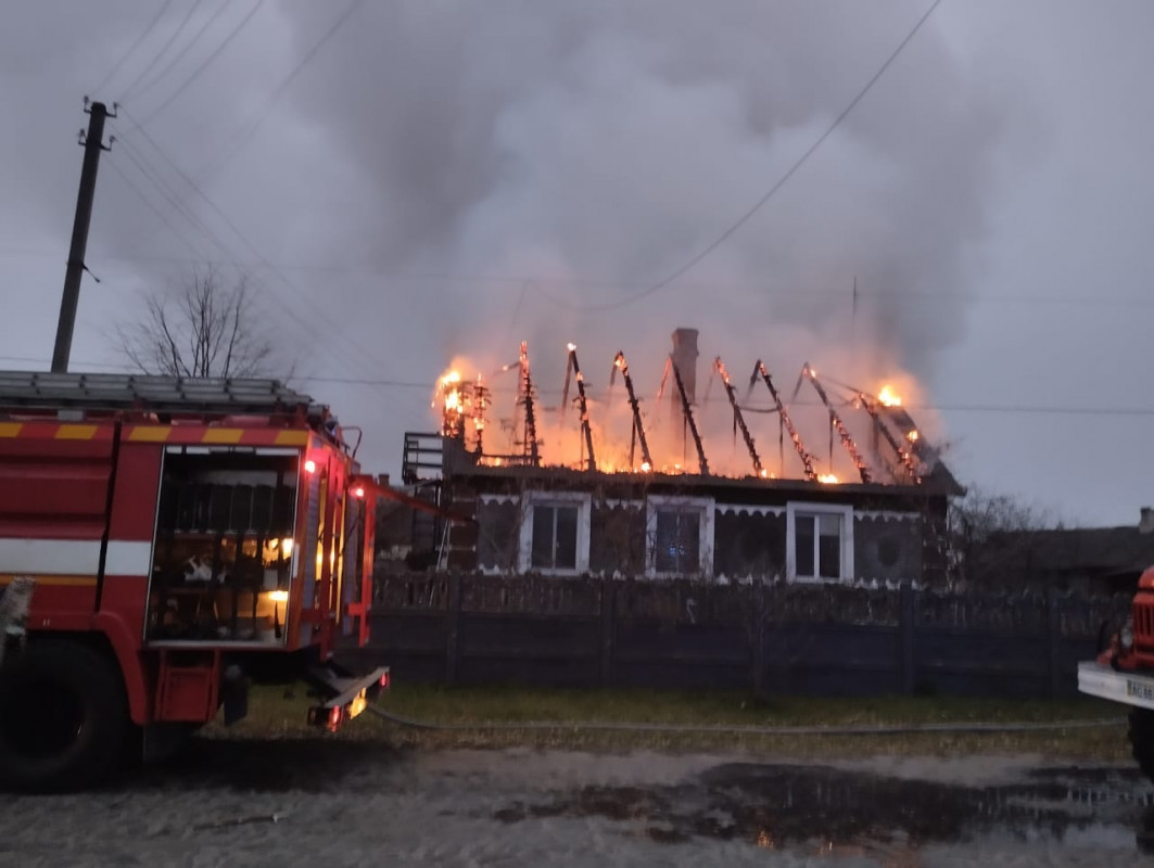 На Волині сталася пожежа у будинку: вщент згорів дах