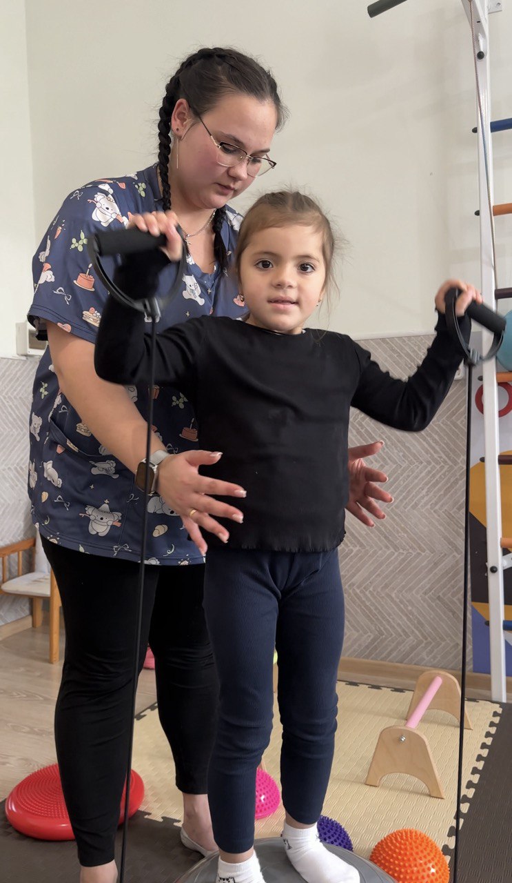 Вчили тримати рівновагу та ходити: історія 4-річної волинянки