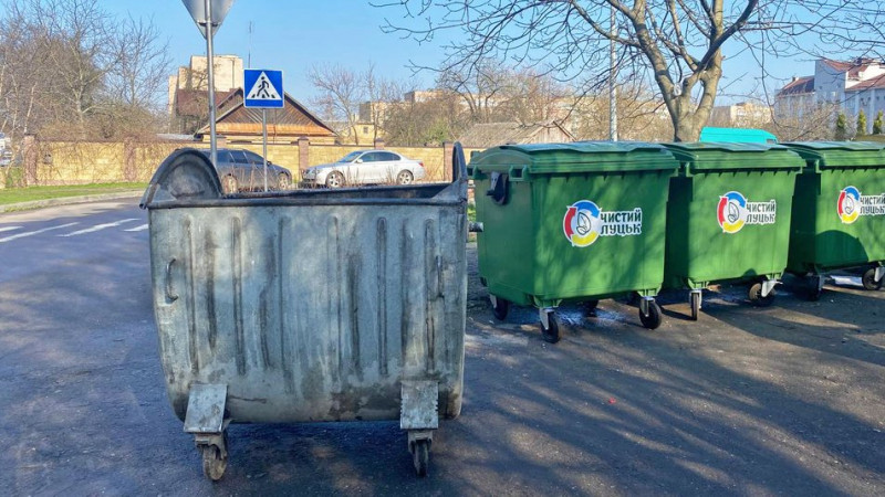 Замість оцинкованих – пластикові: у Луцьку замінюють контейнери для побутового сміття