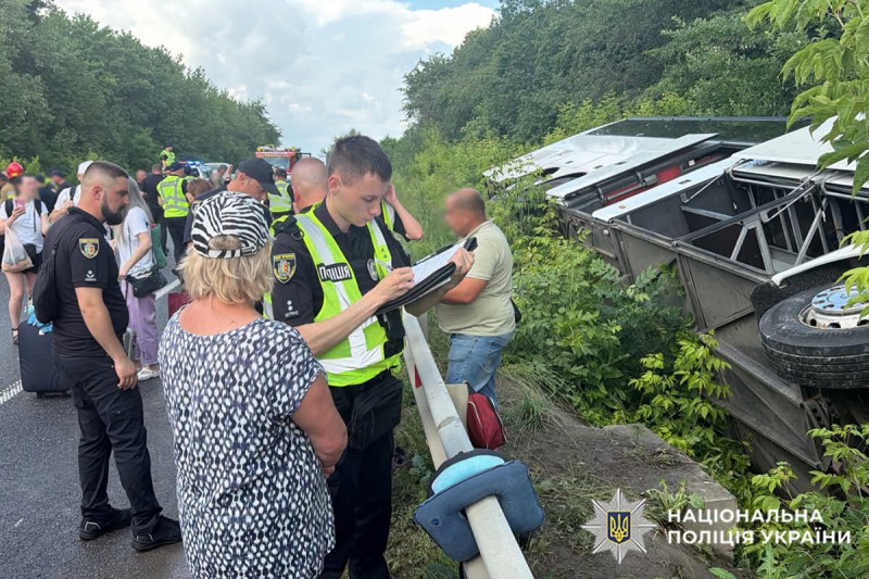 Автобус з туристами перекинувся на Хмельниччині: що відомо про ДТП (фото)
