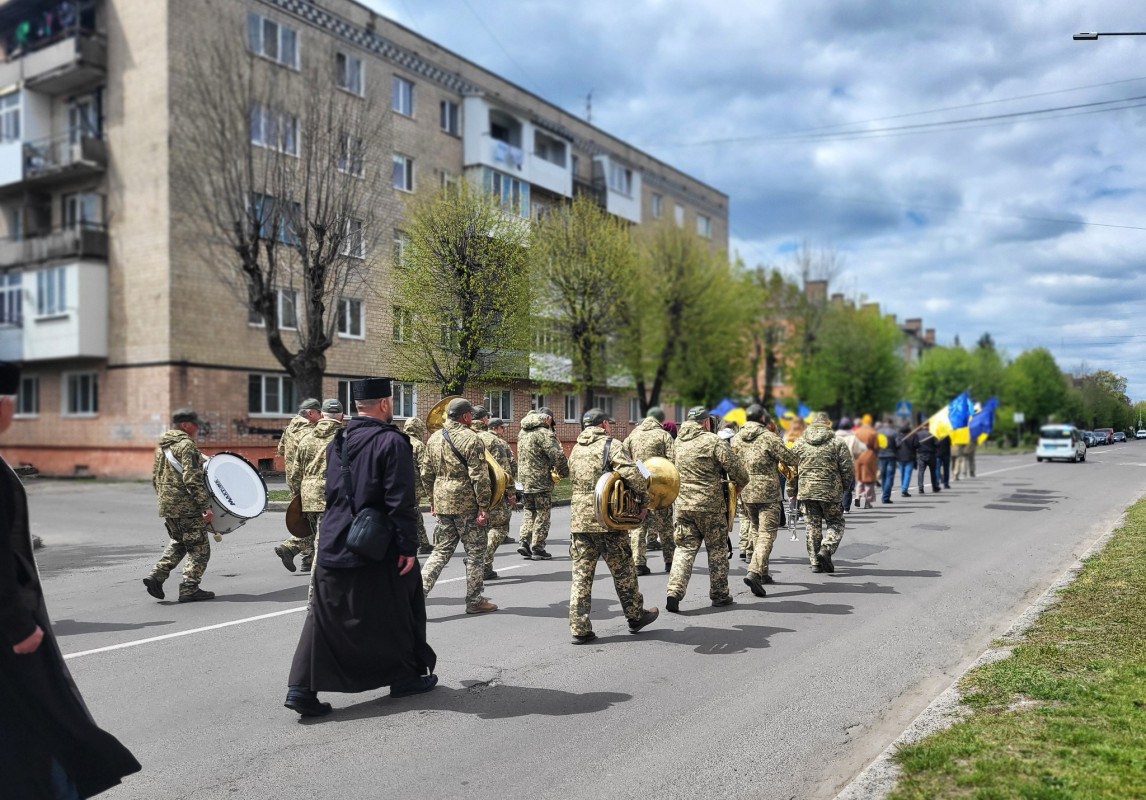 Понад півтора року вважався зниклим безвісти: на Волині провели в останню земну дорогу воїна Валерія Антонюка