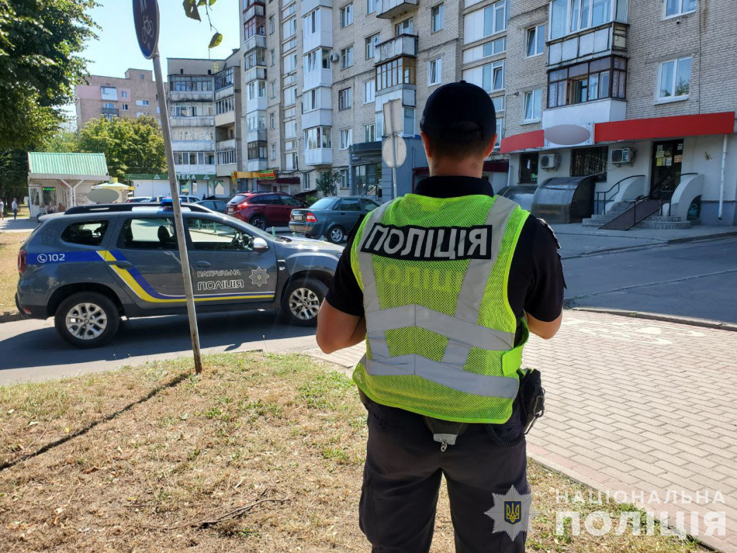 Військові ТЦК попросили показати документи, а чоловік дістав зброю і почав погрожувати: деталі інциденту у Луцьку
