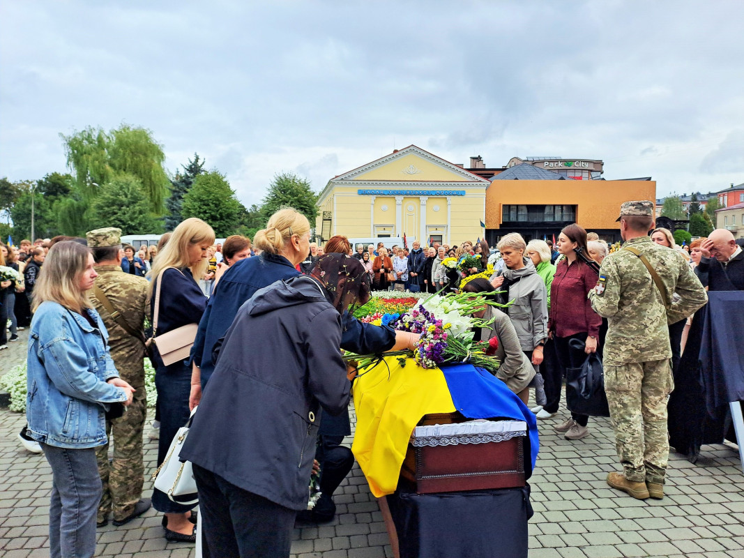 Воїн, захисник і батько чотирьох донечок: на Волині в останню дорогу провели 43-річного Героя Олександра Дригулю