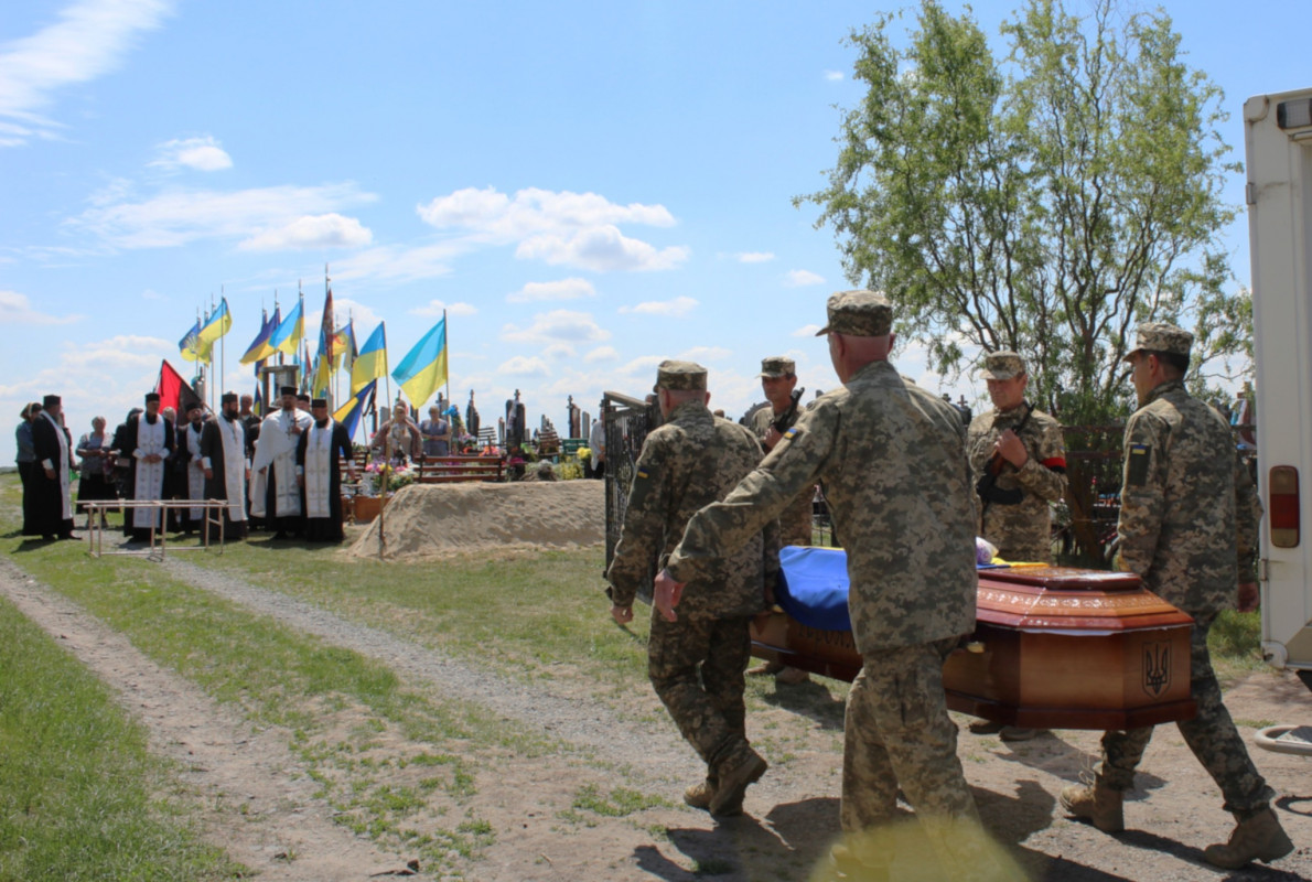 Рік і три місяці вважався зниклим безвісти: на Волині в останню земну путь провели Героя Павла Герасимчука
