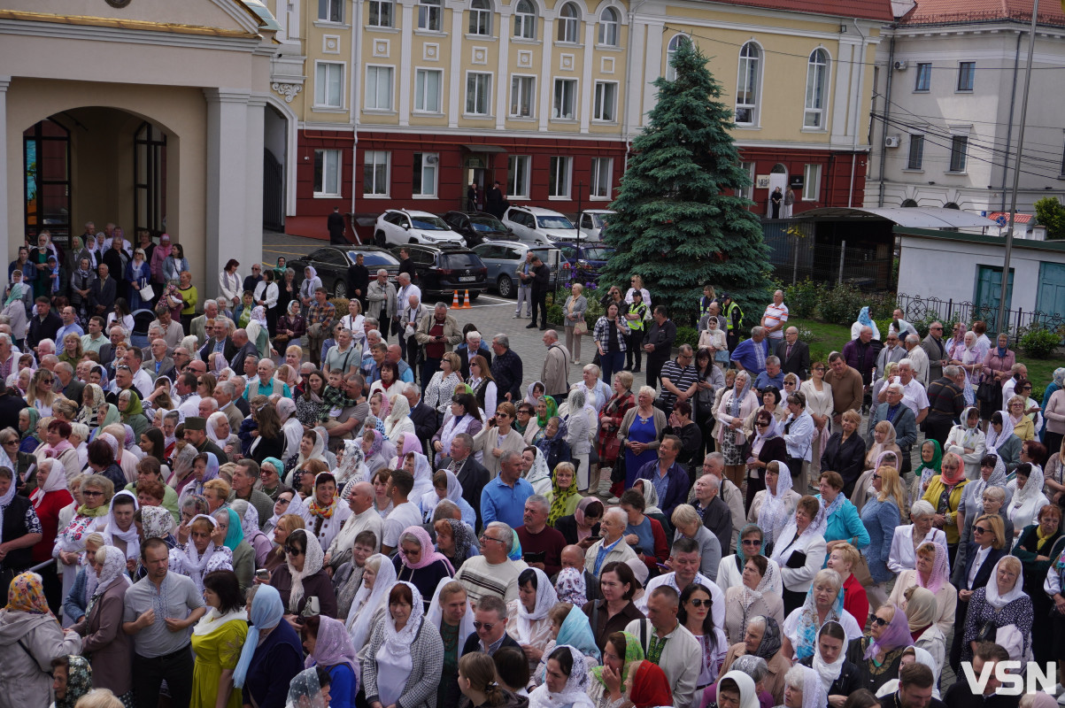 Хресна хода і спільна молитва: як минула літургія за участі Епіфанія у Луцьку. Фоторепортаж