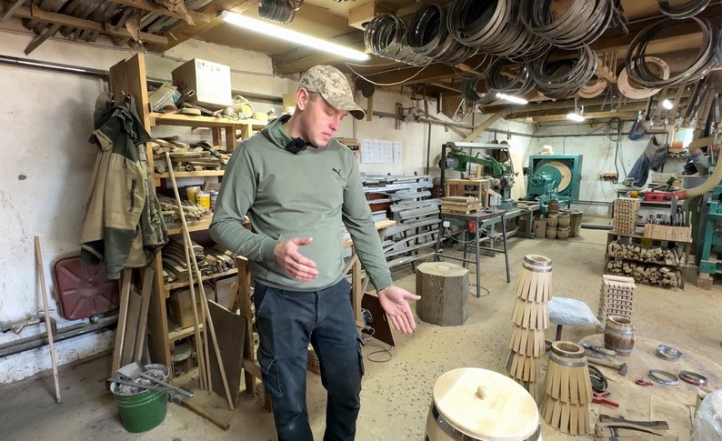 Третє покоління майстрів з Волині продовжує сімейну справу - виготовляє дубові бочки