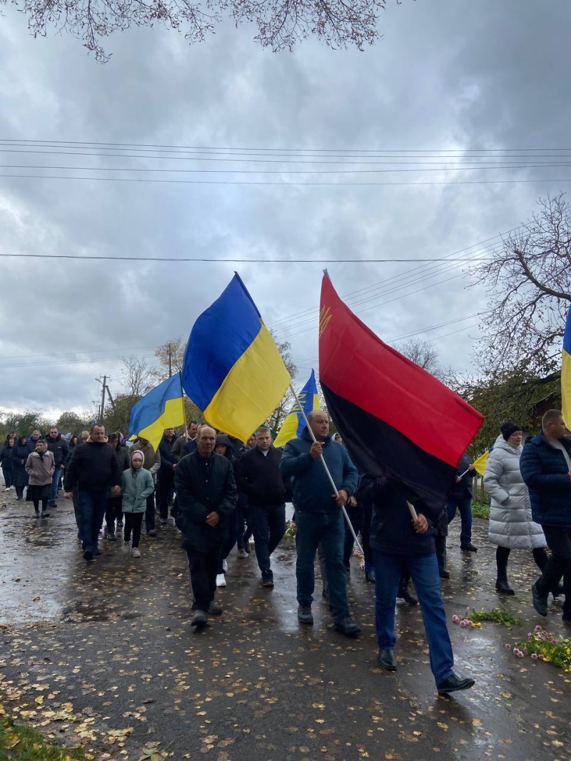 На Волині все село проводжало в останню путь молодого командира Юрія Гимзу. Фото