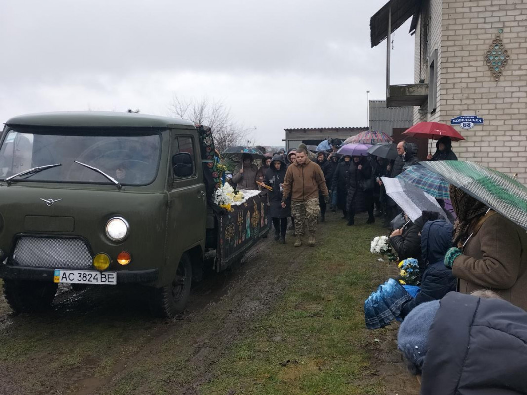 Загинув внаслідок артилерійського обстрілу: на Волині всім селом ховали працівника міської ради, Героя Олега Патіюка. Фото