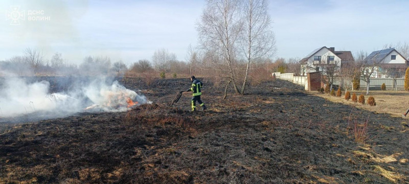 На Волині горіли будинки і суха трава: одного палія-порушника вже встановили