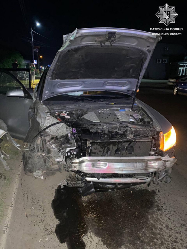 На Волині водій в'їхав у припаркований автомобіль