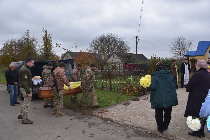 Понад пів року вважався безвісти зниклим: на Волині попрощалися із Героєм Богданом Мережею