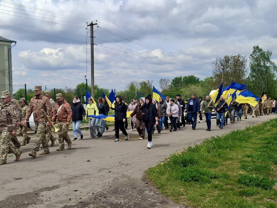 Коровай ділили на кладовищі: на Волині попрощалися із 24-річним Героєм Петром Олендром