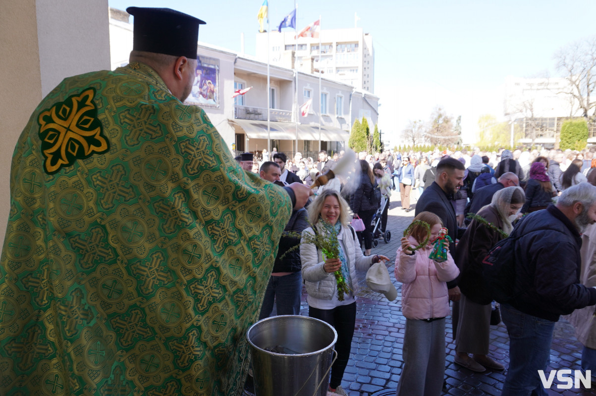 Сотні вірян прийшли освячувати вербу у головний собор Луцька. Фоторепортаж