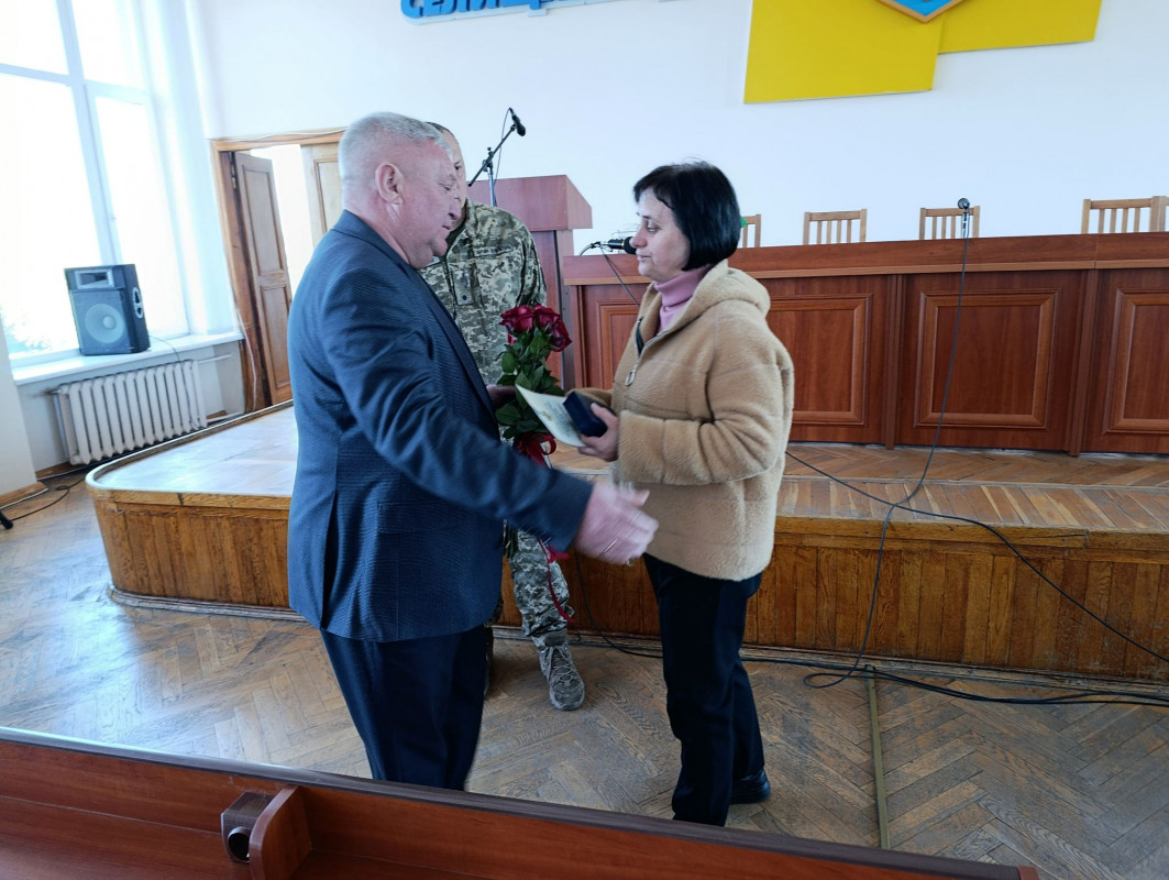 Майже 5 років боронив країну від окупантів: родині воїна з Волині вручили його посмертну нагороду від Головнокомандувача ЗСУ