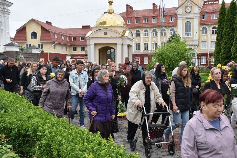 На колінах і з молитвою: Луцька громада провела в останню путь трьох Героїв