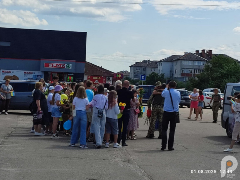 «Слава нашому Герою»: на Волині зустріли звільненого з полону воїна