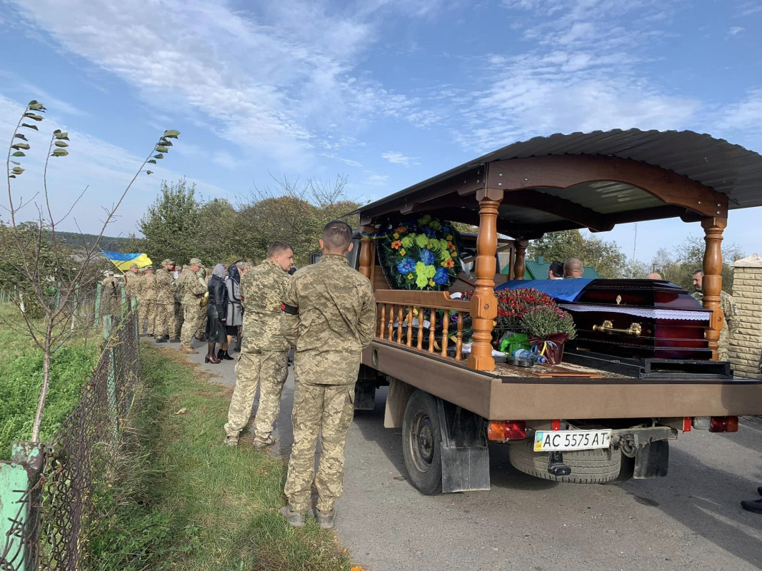 Помер на бойових позиціях: на Волині провели в останню дорогу захисника Олександра Юзвика