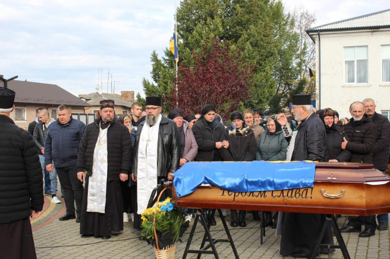Маленький син ніколи більше не побачить тата: на Волині попрощалися з Героєм Миколою Мясковським