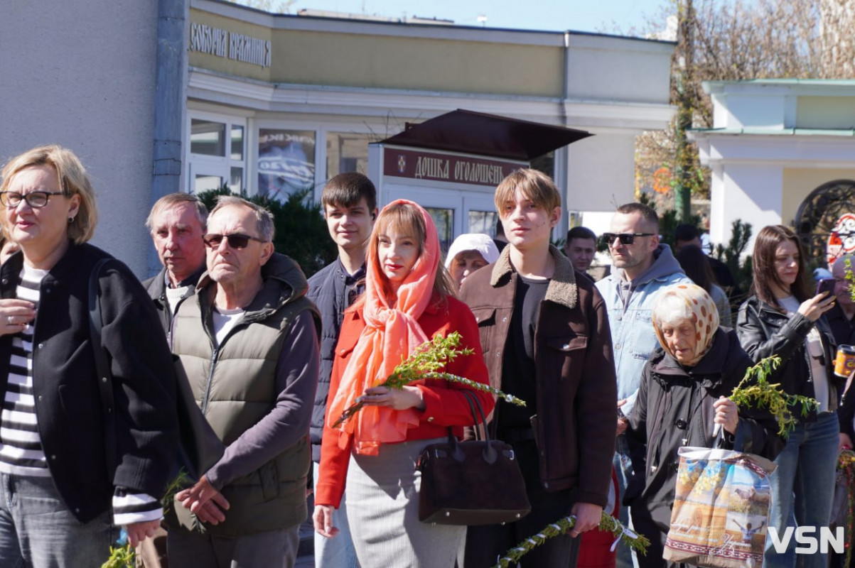 У Луцьку на Вербну неділю біля собору утворилися величезні черги