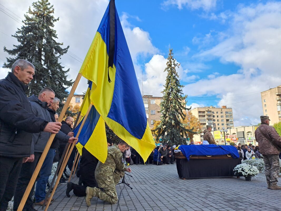 Ще один синьо-жовтий стяг злетів над могилою Героя: на Волині попрощалися із Сергієм Панасюком