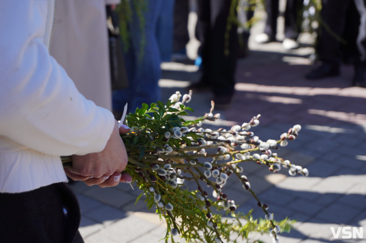 Сотні вірян прийшли освячувати вербу у головний собор Луцька. Фоторепортаж