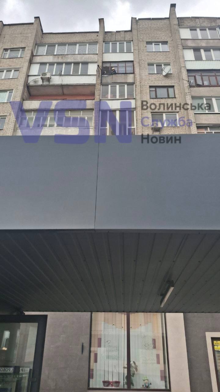 Пожежа у багатоповерхівці в Луцьку: на місці працюють рятувальники та медики