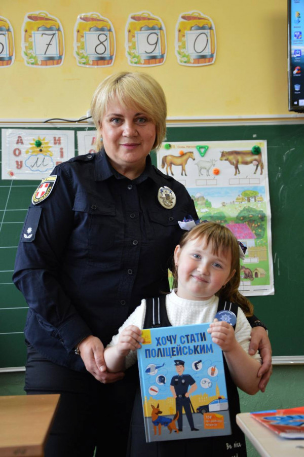 «Хочу дбати про правопорядок»: 6-річна дівчинка з Волині мріє стати поліцейською
