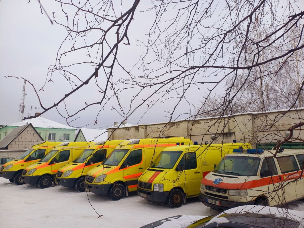 Громада на Волині отримала шість медичних авто, які передадуть на фронт