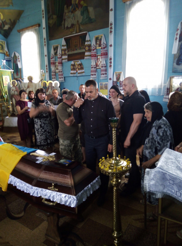 З перших днів відчайдушно боронив Україну: Волинь попрощалася із загиблим Валентином Шумом