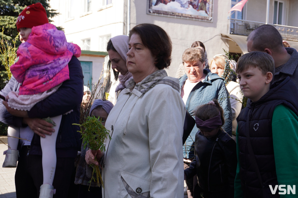 Сотні вірян прийшли освячувати вербу у головний собор Луцька. Фоторепортаж