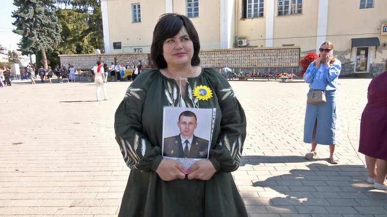 «Час не лікує»: у Луцьку розгорнули 40-метровий «Прапор пам’яті» загиблих захисників України